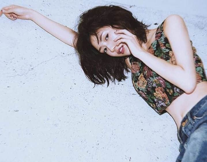 渡辺麻友さんのインスタグラム写真 - (渡辺麻友Instagram)「初めまして！渡辺麻友です。マイペースにやっていきます〜。アイコンとこちらの写真は連載でお世話になっている宝島社【sweet】さんから拝借しました 🙇‍♀️ #sweet」10月10日 13時19分 - watanabemayu_official