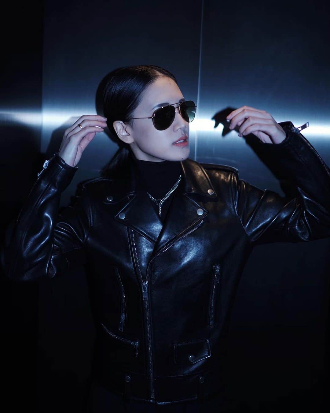 藤井夏恋さんのインスタグラム写真 - (藤井夏恋Instagram)「😎🖤🔥 ライダースジャケットを 着れる季節になって嬉しいな。 #karenstyle#fashion Riders jacket: @ysl  Sunglasses: @ysl 👍👍」10月10日 13時29分 - fujiikaren_official
