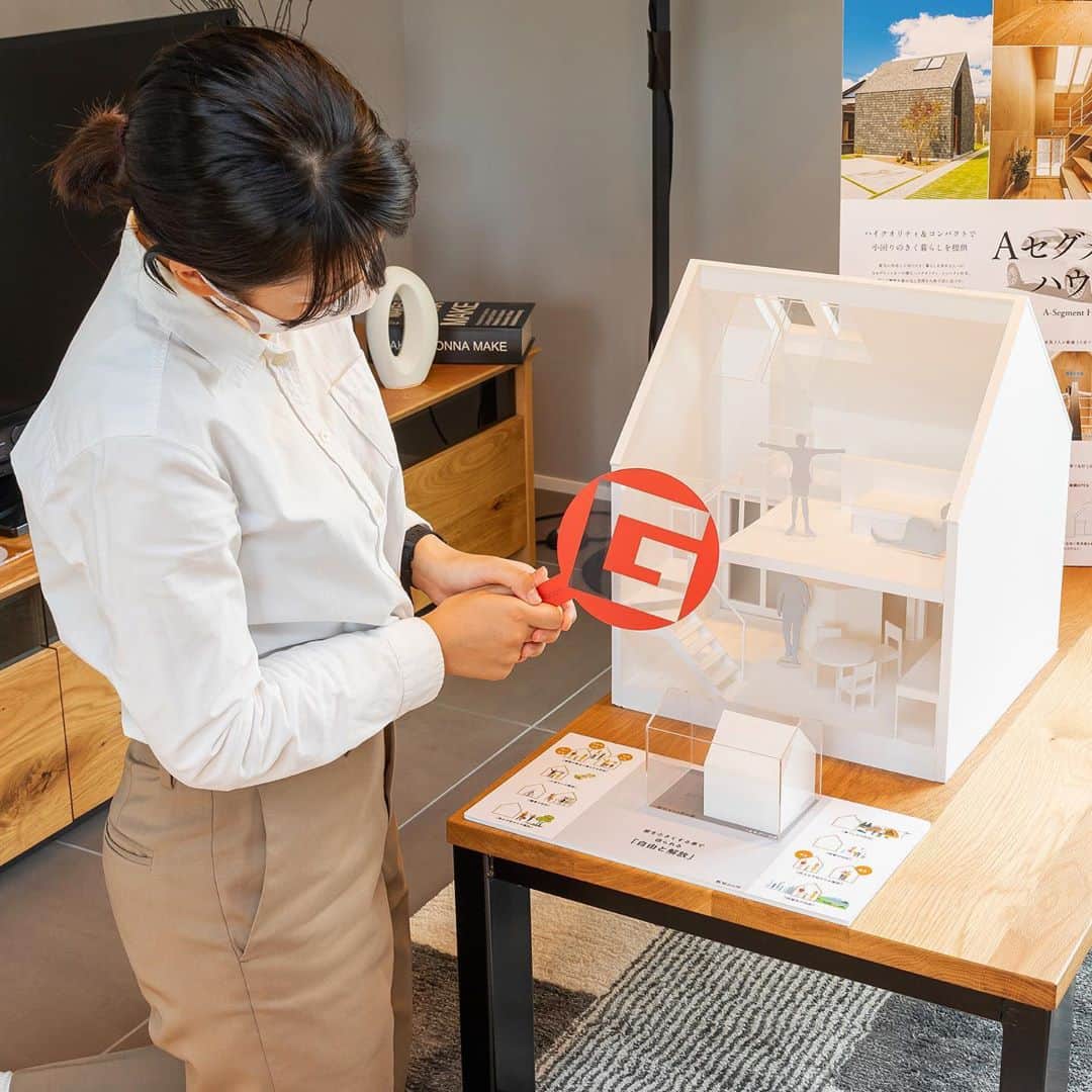 homelife 夢を叶える暮らし方のインスタグラム：「# アーキホームライフが2020年度グッドデザイン賞を受賞しました。 .  「Aセグメントハウス」と「夫婦のシェアハウス」において関西で戸建住宅　W受賞 . ◉受賞タイトル：「Aセグメントハウス」 「Aセグメントハウス」は「本当に大きな家は必要？」をコンセプトに サブスクリプションや購入した物をすぐに手放すメルカリ・ミニマリスト・減築など 価値観が大きく変わっている世の中で、小さくて、高性能で家に縛られない価値と価格を コンセプトに設計した事が、高く評価されました。  . ◉受賞タイトル：「夫婦のシェアハウス」 「夫婦のシェアハウス」は地域における建築物の調和と快適性を追求しながら、 子供が巣立った後の夫婦の生活シーンにおいて夫婦であっても お互いの空間・趣味を尊重し大切にする「シェア」を設計デザインに取り入れた建築です。  .  当社では今回のW受賞を契機に新商品として発表すると共に、建築を通して現代社会の背景をと人の役に立つデザインの活用を 積極的に推進し、地域と住まい手においてより良い建築の向上に務め提供して参ります。  .  #gdshow2020 #グッドデザイン賞 #グッドデザイン賞2020 #gooddesignaward #gooddesignaward2020 #gマーク #GOODDESIGN #GOODDESIGN2020  #マイホーム計画 #ローコスト住宅 #マイホーム #夢のマイホーム #間取り #シンプルな暮らし #暮らしを楽しむ #注文住宅 #自由設計 #デザイン住宅 #リノベ #リフォーム  #homelife_京都 #homelife_大阪 #homelife_兵庫 #ホームライフ #ホームライフ100 #アーキホームライフ #グランピング #ベランピング」