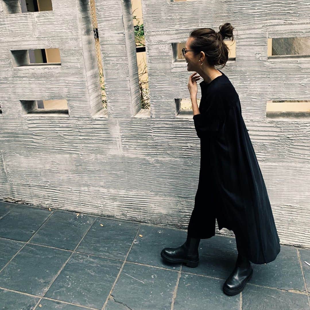 渡辺アリサのインスタグラム：「どんどん寒くなってくるぅ🍃 ワンピース一枚で着れる季節がすき、 @herencia_official」