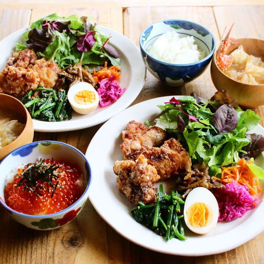Atsukoのインスタグラム：「Today's lunch 2020.10.10 ･ ･ 唐揚げ 味玉 ほうれん草ナムル ラペ 牛蒡と牛肉のしぐれ煮 蟹汁 いくらごはん ･ ･ ずっと雨😭 散歩があるから萎えるぅぅぅ😂😂 早起きしてラザニア作成。 チーズ足りなくて、またコンビニ行くはめに😢 今日は大学時代のお友達の家にお泊まり😆 今から楽しみでならん✨✨ お酒たくさんのも。爆」