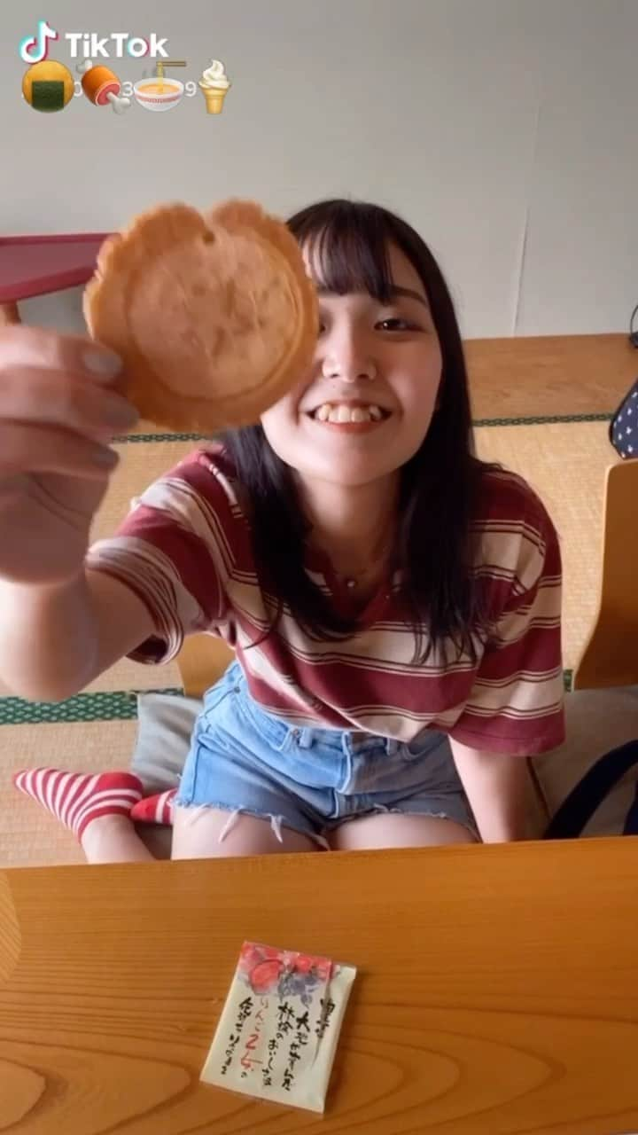 若森咲葉のインスタグラム：「【もぐもぐ動画】  旅行中に食べたものを繋げて、もぐもぐ動画を作ってみました〜😋🍴💗  いっぱい食べる君がすき！♡  #リール #いっぱい食べる」