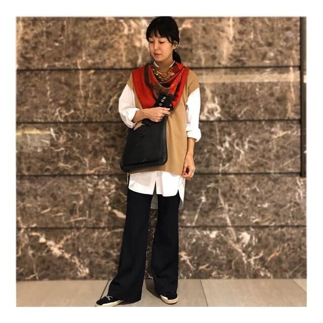 HIROBさんのインスタグラム写真 - (HIROBInstagram)「-Hirob 丸の内店-﻿ ﻿ ﻿秋冬の装いにもぴったりな Vintage Hermes ﻿ ヴィンテージエルメス﻿ 入荷致しました👜﻿  EVELYNE BAG ブラック ¥260,000＋tax オレンジ ¥250,000＋tax  STOLE オレンジ ¥78,000＋tax ブラック ¥78,000＋tax  GLOVE ブラック ¥48,000＋tax ブラウン ¥36,000＋tax  ﻿ ﻿ ﻿ 通信販売も対応しており、お電話でのご相談も受け付けています。﻿ 当面の間、通信販売の送料は無料となりますので、ご来店が難しい方でもお気軽にお問い合わせ下さい。﻿ ﻿ 詳細のお問い合わせは﻿ 以下までお待ちいたしております。﻿ HIROB丸の内店﻿ 03-5224-8666﻿ ﻿ #hirob﻿ #hirobmarunouchi﻿ #baycrews﻿ #hermes﻿ #vintagehermes﻿ #evelyne  #scarf  #stole  #glove  ﻿ ﻿ #ヒロブ﻿ #ヒロブ丸の内﻿ #ベイクルーズ﻿ #エルメス﻿ #ヴィンテージエルメス﻿ #エブリン #ストール #スカーフ #グローブ  #自分へのご褒美﻿ #東京駅﻿ #爱马仕」10月10日 13時39分 - hirob.jp