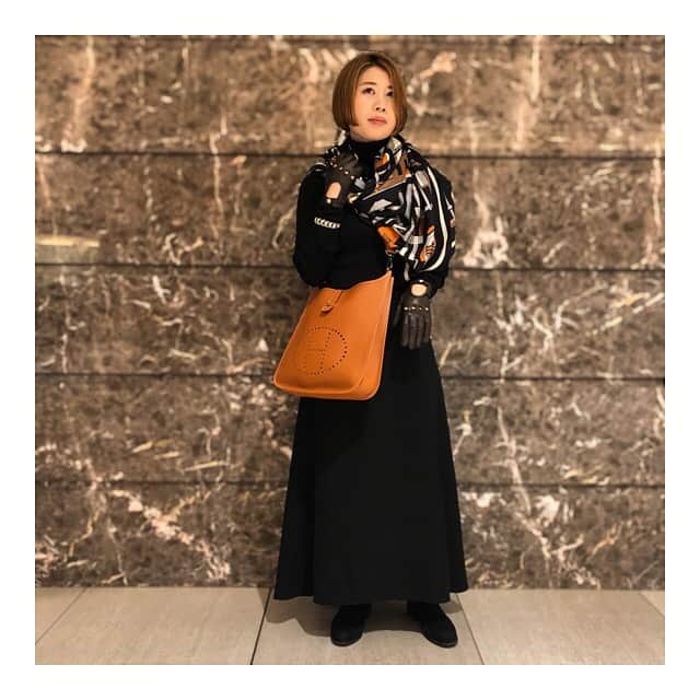 HIROBさんのインスタグラム写真 - (HIROBInstagram)「-Hirob 丸の内店-﻿ ﻿ ﻿秋冬の装いにもぴったりな Vintage Hermes ﻿ ヴィンテージエルメス﻿ 入荷致しました👜﻿  EVELYNE BAG ブラック ¥260,000＋tax オレンジ ¥250,000＋tax  STOLE オレンジ ¥78,000＋tax ブラック ¥78,000＋tax  GLOVE ブラック ¥48,000＋tax ブラウン ¥36,000＋tax  ﻿ ﻿ ﻿ 通信販売も対応しており、お電話でのご相談も受け付けています。﻿ 当面の間、通信販売の送料は無料となりますので、ご来店が難しい方でもお気軽にお問い合わせ下さい。﻿ ﻿ 詳細のお問い合わせは﻿ 以下までお待ちいたしております。﻿ HIROB丸の内店﻿ 03-5224-8666﻿ ﻿ #hirob﻿ #hirobmarunouchi﻿ #baycrews﻿ #hermes﻿ #vintagehermes﻿ #evelyne  #scarf  #stole  #glove  ﻿ ﻿ #ヒロブ﻿ #ヒロブ丸の内﻿ #ベイクルーズ﻿ #エルメス﻿ #ヴィンテージエルメス﻿ #エブリン #ストール #スカーフ #グローブ  #自分へのご褒美﻿ #東京駅﻿ #爱马仕」10月10日 13時39分 - hirob.jp