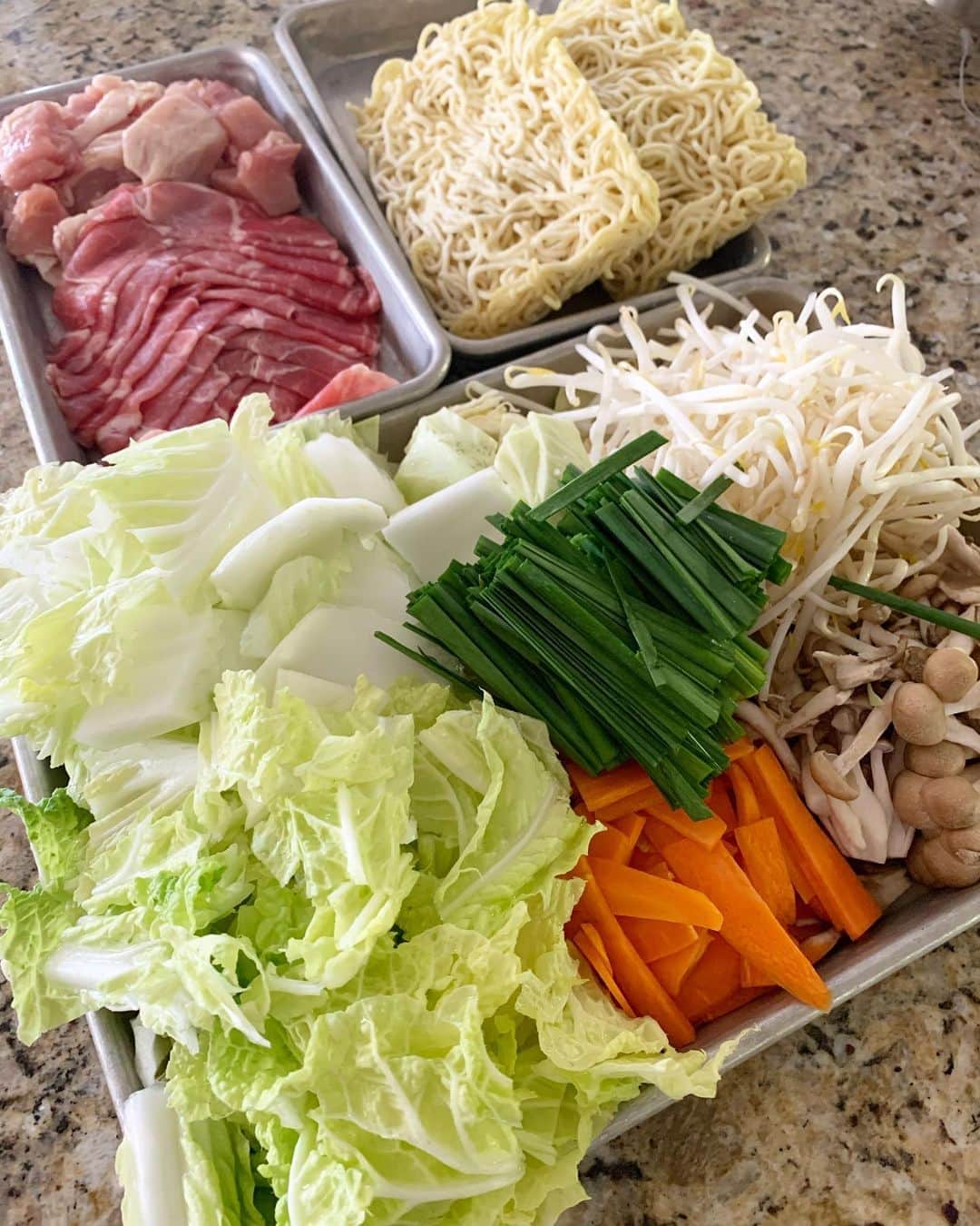 高木りなさんのインスタグラム写真 - (高木りなInstagram)「今夜は寄せ鍋。 〆はラーメンにしました🍲✨ 寄せ鍋のつゆは、鰹節と煮干しでとっただし汁に、淡口醤油、みりん、酒、生姜のすりおろし、お砂糖をほんの少しで作りました。 次男くんにはだし汁のみで別に煮て、片栗粉でトロミをつけて食べやすく。炭水化物はラーメンではなく軟粥にしました🐣✨ 오늘은 요세나베. 일본식 나베요리. 마무리는 라멘✨ . . #집밥 #저녁 #일본가정식 #나베 #요세나베 #라면 #리나스테이블 #おうちごはん #寄せ鍋 #〆はラーメン #晩ごはん #レシピ #離乳食 #幼児食 #rinastable #rinasspoon  #hapanesefood #homemade」10月10日 13時42分 - rinasvoyage