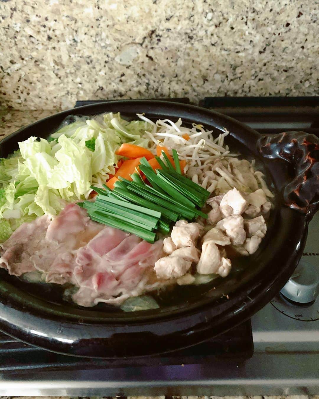 高木りなさんのインスタグラム写真 - (高木りなInstagram)「今夜は寄せ鍋。 〆はラーメンにしました🍲✨ 寄せ鍋のつゆは、鰹節と煮干しでとっただし汁に、淡口醤油、みりん、酒、生姜のすりおろし、お砂糖をほんの少しで作りました。 次男くんにはだし汁のみで別に煮て、片栗粉でトロミをつけて食べやすく。炭水化物はラーメンではなく軟粥にしました🐣✨ 오늘은 요세나베. 일본식 나베요리. 마무리는 라멘✨ . . #집밥 #저녁 #일본가정식 #나베 #요세나베 #라면 #리나스테이블 #おうちごはん #寄せ鍋 #〆はラーメン #晩ごはん #レシピ #離乳食 #幼児食 #rinastable #rinasspoon  #hapanesefood #homemade」10月10日 13時42分 - rinasvoyage