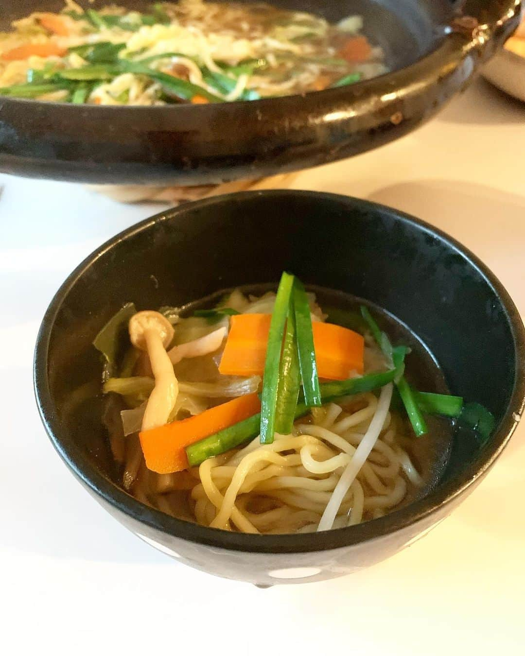 高木りなさんのインスタグラム写真 - (高木りなInstagram)「今夜は寄せ鍋。 〆はラーメンにしました🍲✨ 寄せ鍋のつゆは、鰹節と煮干しでとっただし汁に、淡口醤油、みりん、酒、生姜のすりおろし、お砂糖をほんの少しで作りました。 次男くんにはだし汁のみで別に煮て、片栗粉でトロミをつけて食べやすく。炭水化物はラーメンではなく軟粥にしました🐣✨ 오늘은 요세나베. 일본식 나베요리. 마무리는 라멘✨ . . #집밥 #저녁 #일본가정식 #나베 #요세나베 #라면 #리나스테이블 #おうちごはん #寄せ鍋 #〆はラーメン #晩ごはん #レシピ #離乳食 #幼児食 #rinastable #rinasspoon  #hapanesefood #homemade」10月10日 13時42分 - rinasvoyage