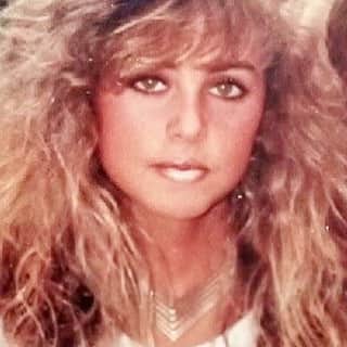 レイチェル・ゾーのインスタグラム：「OK so I often get asked if I’ve had any “fashion regrets” and my answer is always the same ..”YES the entire decade of the 80s “.. too much hair ✅ too much make up ✅ too much sun ✅ .  I said I would never share this but here I am as my 80s teen self with hair so big I can’t even fit it in an IG frame 😳🤦‍♀️ #FBF #teen me #nolookingback XoRZ」