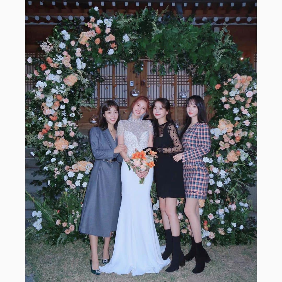 ミンヒ のインスタグラム：「울 재이언니 결혼 너무 축하해❤️ 어제 너무 예쁜 디즈니 공주같았어🥰 사랑해 울언닝 행복하게 꽃길만 걷쟈👰🏻❤️🤵🏻 @kimjeii」