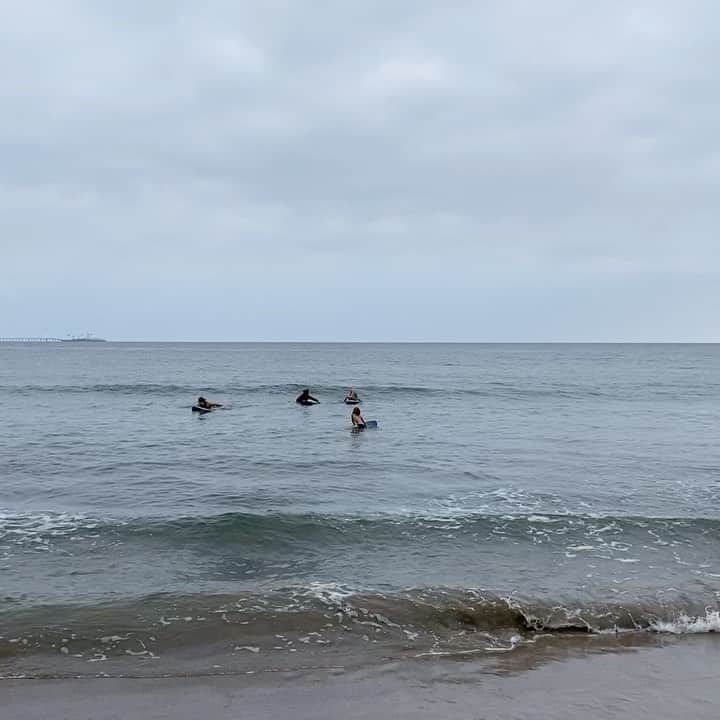 ハイディメリックのインスタグラム：「When your kids surf just so much better than you. Family wave.」
