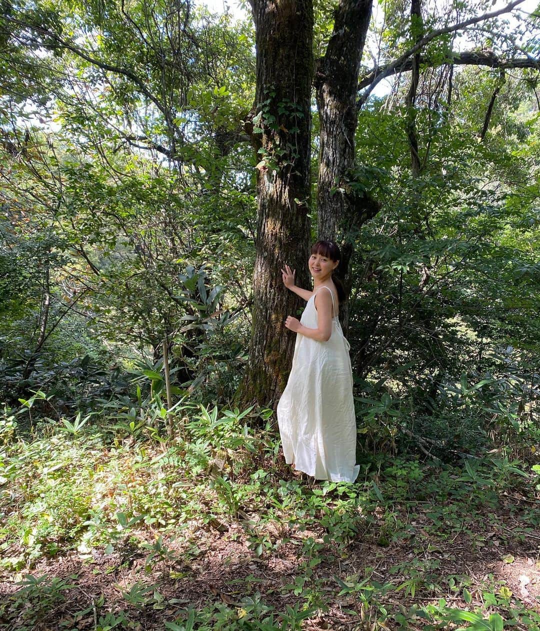 青山有紀さんのインスタグラム写真 - (青山有紀Instagram)「森で着てたのは　@_lifestylist_  のドレス💚 オーガニックコットン100％でほんとに気持ちよく過ごせた💚 ドレスはくるくる丸めて背中の紐で留めてコンパクトに届いたのでそのままバックに。旅のお供にも最高✨✨✨ @otayukari  #青山有紀」10月10日 14時12分 - yukiaoya