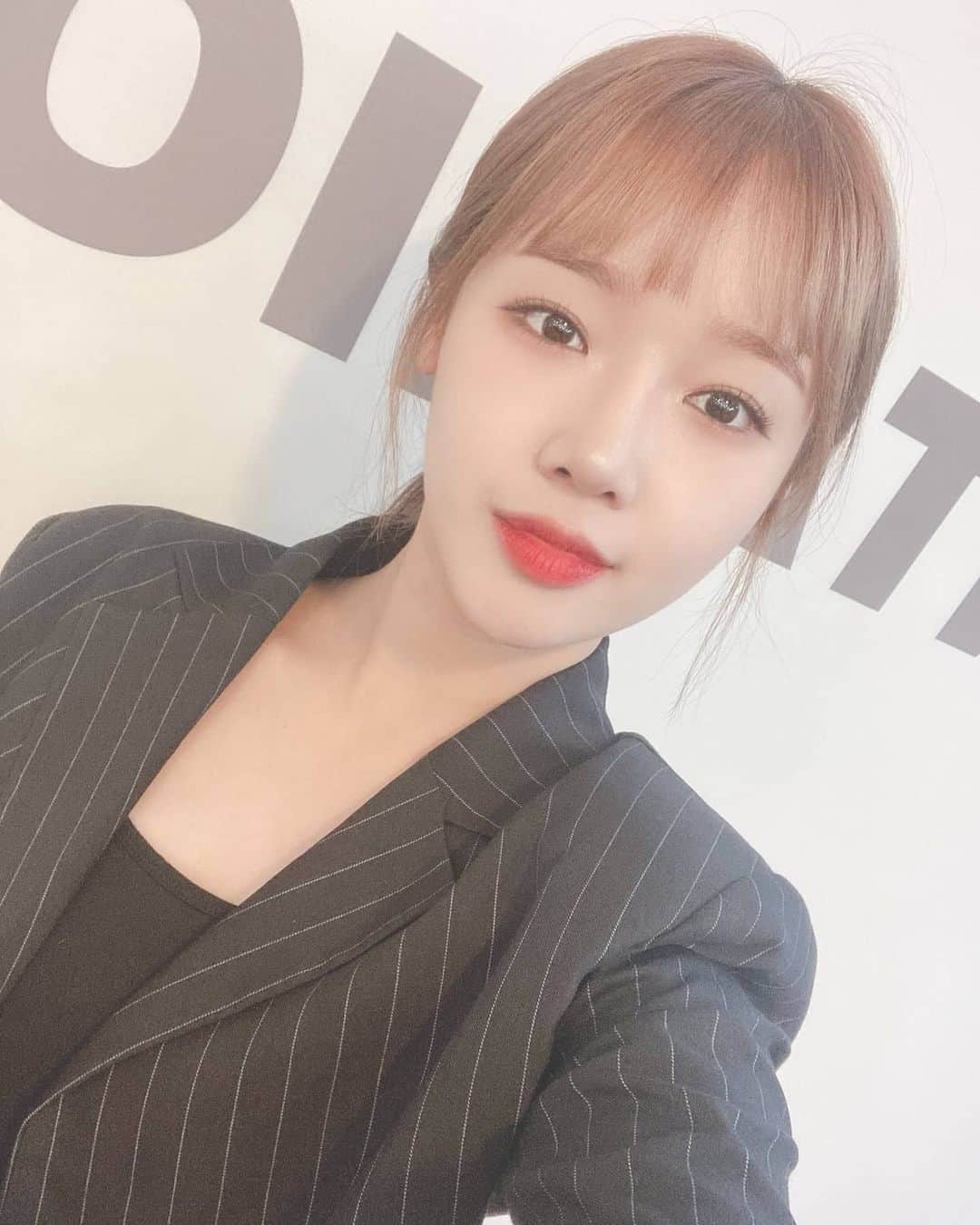 チェ・ユジョンのインスタグラム：「좋은 아침!  COOL 복습하기~😎 #유정 🌻 #위키미키 #NEW_RULES #WEKIMEKI #CHOIYOOJUNG #최유정 #YOOJUNG」