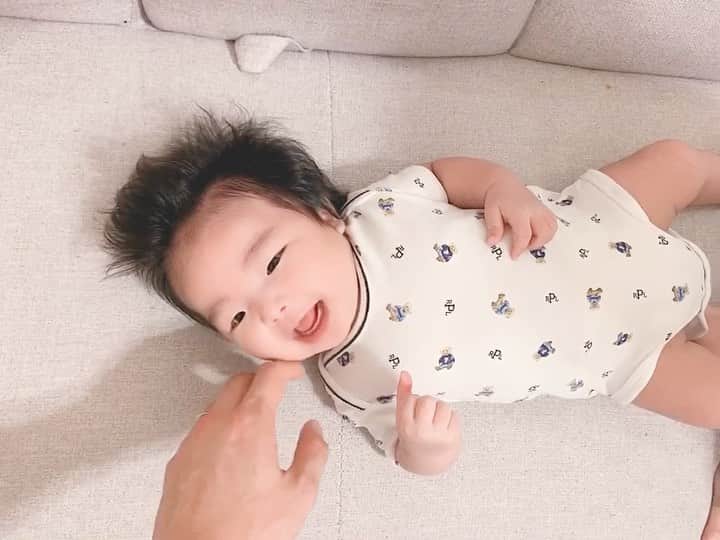 さっぴちゃんのインスタグラム：「... . 2ヶ月を過ぎてから、本当に毎日よく笑う👶🏼♡ 可愛くて仕方ないですねぇ(´ω｀)♡♡♡ . そして拳を見つけました✊𓇬𓂂 懐かしきハンドリガードが最初に見れた時は 嬉しかったなぁ🥺 . あかりに 『がっくん拳見つけたよー！』って言ったら 『っっっへっっ😝✦.』って言われたけど 春日なのかな？(笑) . . ………………………………(♡)……………………………… .」