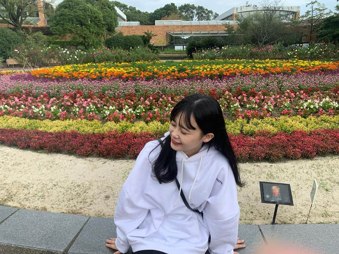 村川緋杏さんのインスタグラム写真 - (村川緋杏Instagram)「植物園行ってきた〜🥰 . . 1万歩目標で歩いたねん👏✌️💐 . . お花満開かわいすぎう〜😅😅 . . . #植物園 #福岡市植物園 #バラ園 #HKT48 #村川緋杏」10月10日 14時17分 - murakawabibiann