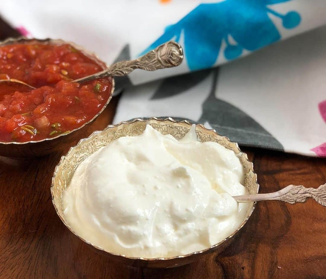 Archana's Kitchenさんのインスタグラム写真 - (Archana's KitchenInstagram)「A healthy yet delicious topping, Homemade Healthy Sour Cream Recipe is usually used in Mexican cuisine, besides it can also be used as a dip to be served along with your appetizers. Try this over the weend and enjoy your snacks :) Get the recipe from the smart.bio link in my profile @archanaskitchen . . . . . . #recipes #easyrecipes #sourcream #hungcurd #mexican #mexicannachos #dip #loadednachos #archanaskitchen #healthyeating #highprotein #northindianfood #northindianmeal #homemadefood #eatfit #cooking #food #healthyrecipes #foodphotography #recipeoftheday #comfortfood #deliciousfood #delicious #instayum #food」10月10日 14時30分 - archanaskitchen