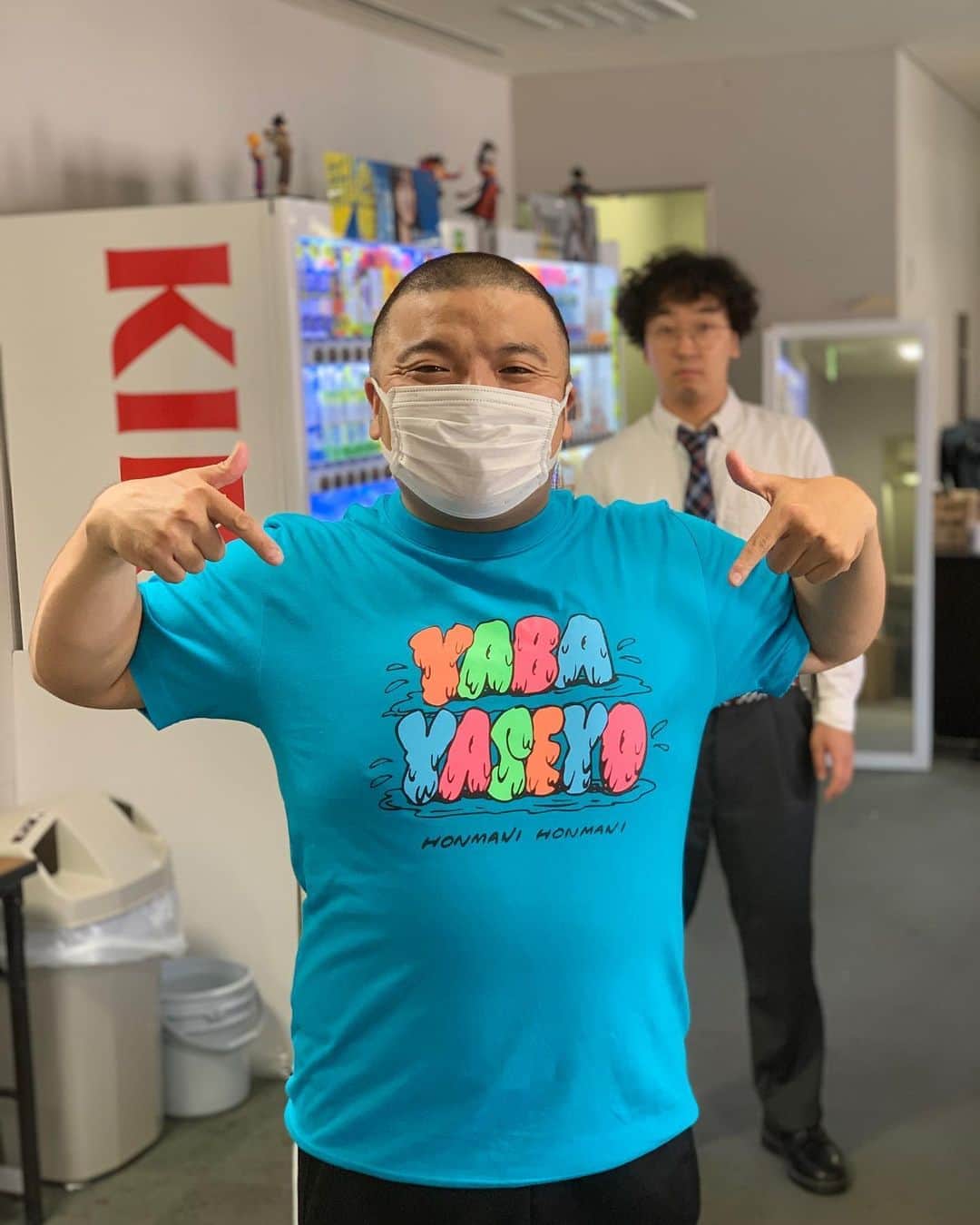 池田真一のインスタグラム：「可愛い子ちゃん達にYABA YASEYO  Tシャツのブルーをプレゼント！ いいね！似合ってるね！可愛いね！  #ヤバヤセ #YABAYASEYO」