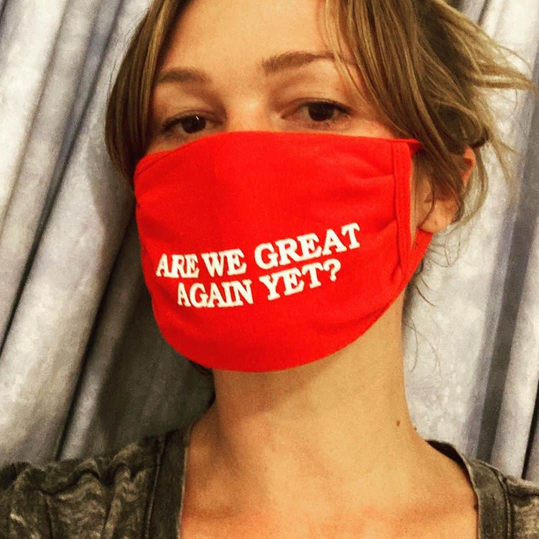 ジュリア・スタイルズのインスタグラム：「20 days until the election, 215,000 people dead in the U.S. So many unemployed, so many food insecure, so many worried about what the future holds amidst this chaos led by a “leader” who inspires Chaos.  I have one question... Answer...VOTE 🙏 @aclu_nationwide Designed by @amberrosetamblyn  @prochoiceamerica #wearamask #wearadamnmask」