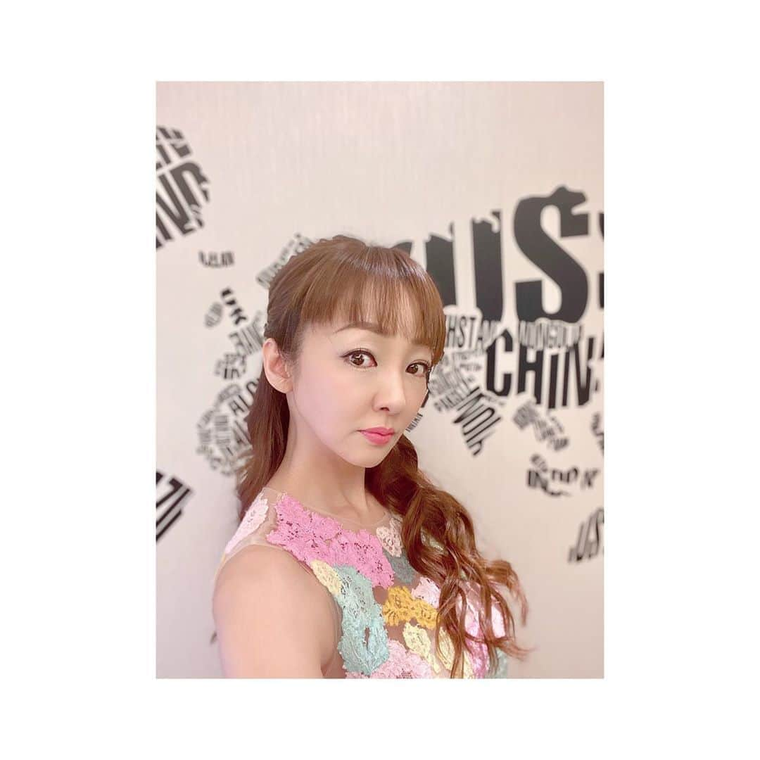 神田うのさんのインスタグラム写真 - (神田うのInstagram)「本日の18:00にYouTube『うのちゃんネル』の新しい動画がアップロードされます☺️ その時の私。その日使用した私の私物コスメをご紹介しますね😊 アイブロウペンシルは @addictionbeauty_official  マスカラは @kate.tokyo.official_jp  ですよ💄 私は海外のハイコスメだけでなく日本のコスメ、そしてプチプラコスメと幅広く使っているんですよ🤣 お気に入りの総レースパッチワークのワンピは @maisonvalentino ですよ👗  #私物コスメ#私物#コスメ#アイブロウペンシル#コーセー#コーセー化粧品#アディクション#マスカラ#kose#addiction#カネボウ#カネボウ化粧品#kate#パッチワークレース#総レースワンピース#ヴァレンティノ#valentino#神田うの#unokanda#uno」10月10日 14時39分 - unokandaofficial