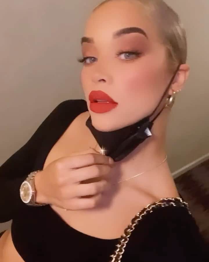 ジャスミン・サンダースのインスタグラム：「Makeup by Me ❤️ It’s the @patmcgrathreal x @supremenewyork collab for me! THIS RED LIP HONEY!! MAJOR ❤️」