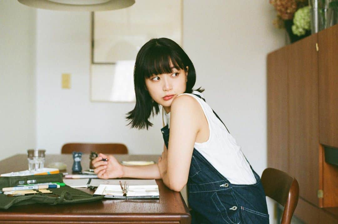 深川麻衣 さんのインスタグラム写真 - (深川麻衣 Instagram)「お知らせ🌼 この度、2021年のカレンダーを出させていただくことになりました。 初めてのことなのでドキドキしておりますが、素敵なスタッフのみなさんが集まってくださり、「2人暮らし」をテーマに楽しく撮影をさせていただきました！ この写真はその中の1枚です☺︎ どうせなら面白いものにしたいねと、話し合う中で生まれたアイデアや遊び心がたくさん詰め込まれたカレンダーが出来上がりました。 受注期間など詳しい内容については、プロフィールのURLにありますオフィシャルサイトをご覧ください〜✨🙇‍♀️」10月10日 14時35分 - fukagawamai.official