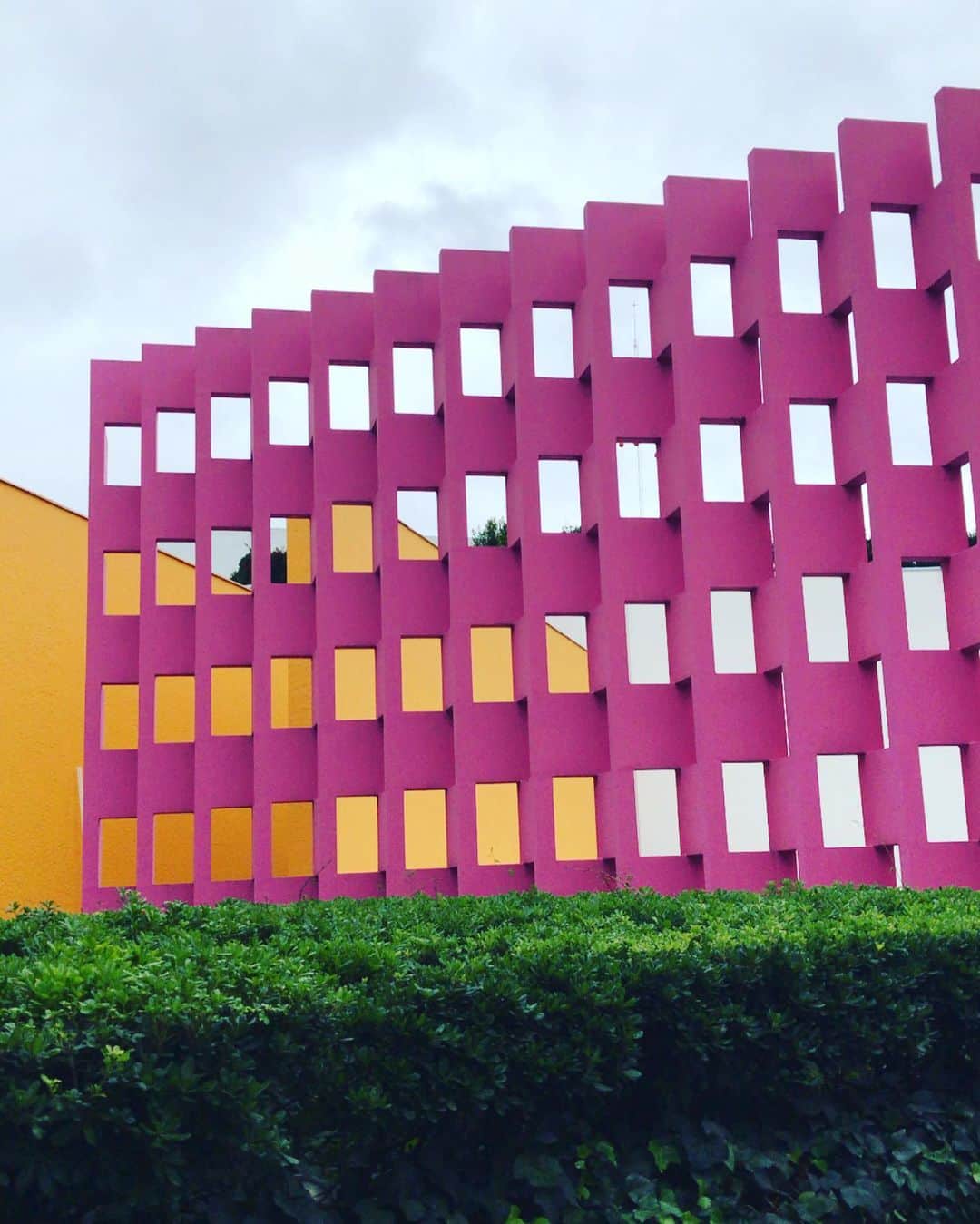 トームさんのインスタグラム写真 - (トームInstagram)「At 700 Avenida Mariano Escobedo, stands one of the most iconic and significant buildings in contemporary #Mexico: the Camino Real Hotel, which is not only an example of the influence of #Luis Barragán, who advised the then young architect #RicardoLegorretaVilchis, author of the layout and construction of this beautiful building inaugurated on 25 July 1968 by #GustavoDíazOrdaz, and that it would be an avant-garde hotel for the first Olympic Games in a Latin American country (and still the only one until 2016). And not only that: it soon became an urban emblem of Mexico City. Here you can see the footprint of #Barragán (in its colors and more abstract, almost sculptural forms) and Legorreta's proposal: the use of light and the references to vernacular architecture present in its walls, above all. .  But that's not all, this property is also a museum in itself, since #Legorreta was in charge of integrating into his project the then thriving generation of visual artists such as #MathiasGoeritz, author of the Mexican pink lattice that dialogues with the Already a typical yellow wall of Legorreta, in the middle is the Fountain of Eternal Movement, a piece by the sculptor #IsamoNoguchi. Two plastic works incorporated years later also stand out: the mural The man in front of the infinite (1971) by Rufino Tamayo and Los rincones and La fiesta (both from 1979) by Rodolfo Morales. Today its architecture remains striking, as is the art it houses. A space that must be visited to experience the then daring handling of space and lights and shadows of an architect, who died on December 30, 2011, his work is already part of our collective urban memory. @natgeoespana」10月10日 14時35分 - tomenyc