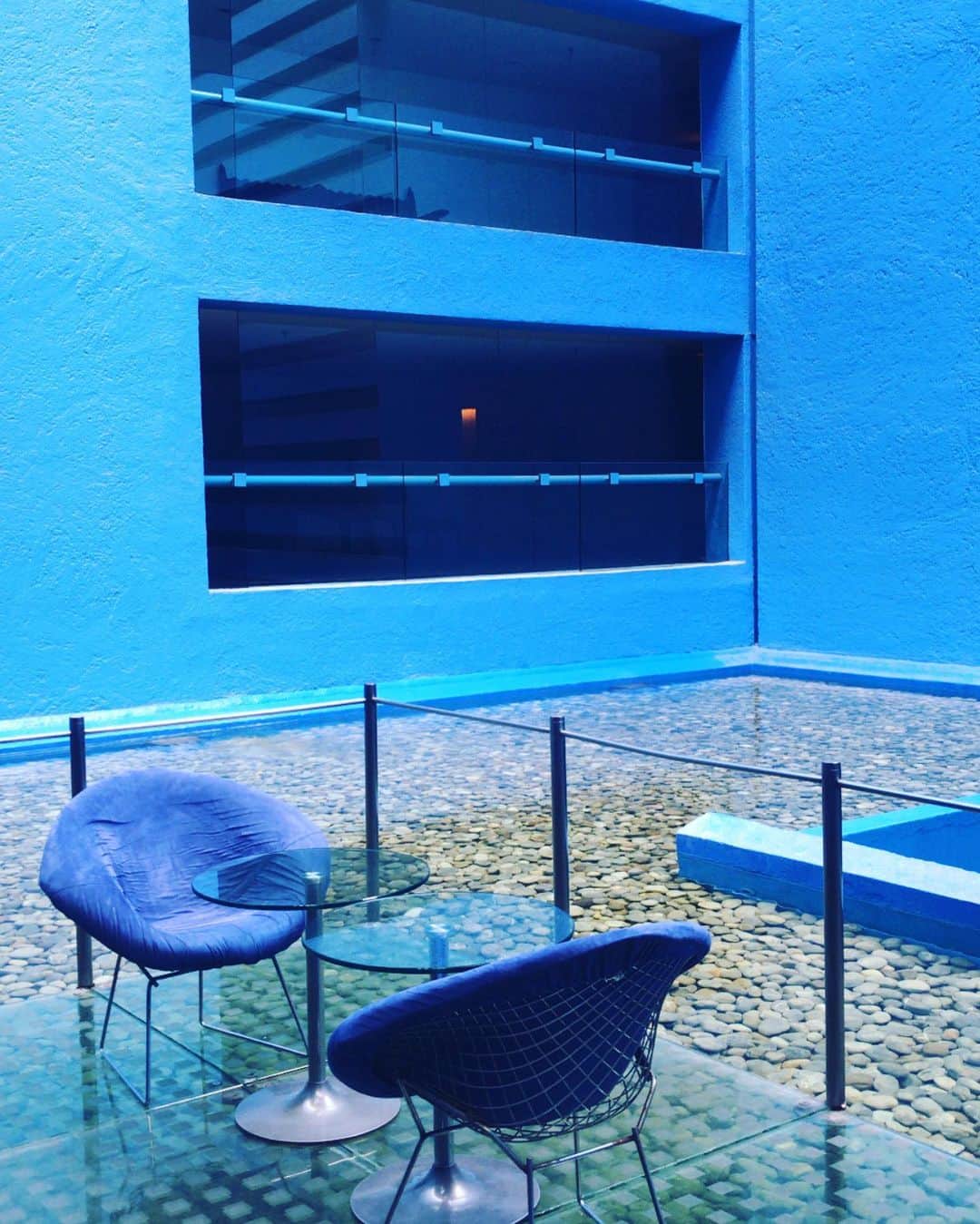 トームさんのインスタグラム写真 - (トームInstagram)「At 700 Avenida Mariano Escobedo, stands one of the most iconic and significant buildings in contemporary #Mexico: the Camino Real Hotel, which is not only an example of the influence of #Luis Barragán, who advised the then young architect #RicardoLegorretaVilchis, author of the layout and construction of this beautiful building inaugurated on 25 July 1968 by #GustavoDíazOrdaz, and that it would be an avant-garde hotel for the first Olympic Games in a Latin American country (and still the only one until 2016). And not only that: it soon became an urban emblem of Mexico City. Here you can see the footprint of #Barragán (in its colors and more abstract, almost sculptural forms) and Legorreta's proposal: the use of light and the references to vernacular architecture present in its walls, above all. .  But that's not all, this property is also a museum in itself, since #Legorreta was in charge of integrating into his project the then thriving generation of visual artists such as #MathiasGoeritz, author of the Mexican pink lattice that dialogues with the Already a typical yellow wall of Legorreta, in the middle is the Fountain of Eternal Movement, a piece by the sculptor #IsamoNoguchi. Two plastic works incorporated years later also stand out: the mural The man in front of the infinite (1971) by Rufino Tamayo and Los rincones and La fiesta (both from 1979) by Rodolfo Morales. Today its architecture remains striking, as is the art it houses. A space that must be visited to experience the then daring handling of space and lights and shadows of an architect, who died on December 30, 2011, his work is already part of our collective urban memory. @natgeoespana」10月10日 14時35分 - tomenyc