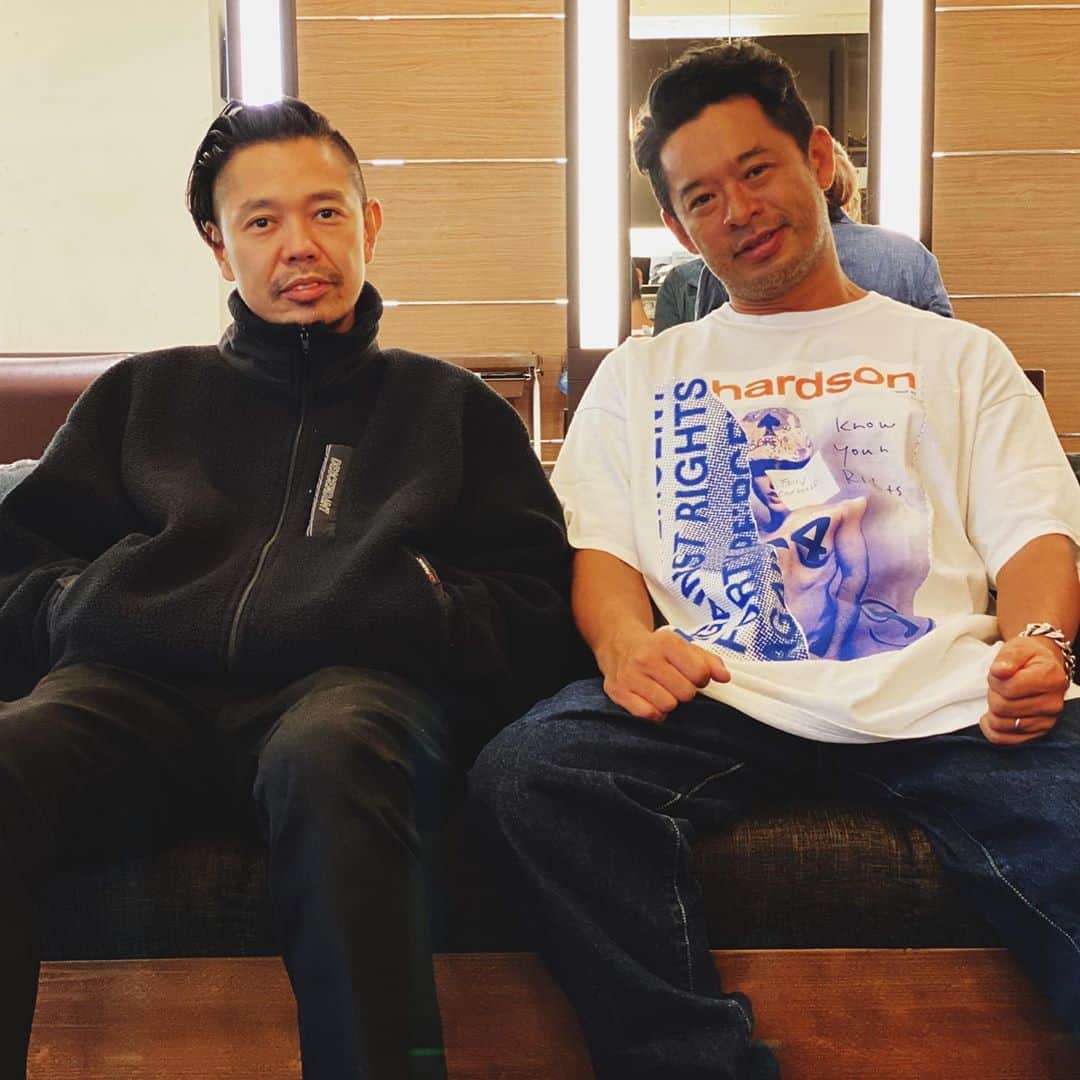 青木大輔のインスタグラム：「いつも周りに 気持ちの良い空気が流れてる @tetsu_nishiyama  彼のブランド @forty_percent_against_rights  が @richardsonshopjp と出したTシャツが良い！ 全面のフォトTで カラーバランスも最高！ #goodman #fortypercentsagainstrights  #richardson  #tshirt  #tiechel」