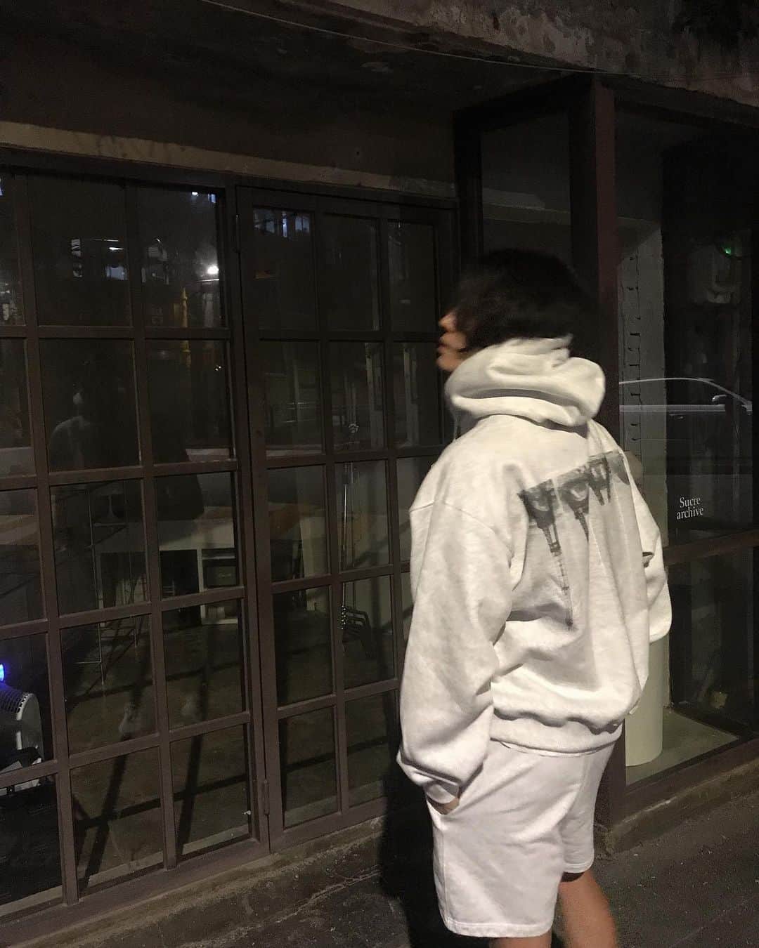 オン・ジュワンのインスタグラム：「🔼Upside down🔽  💡2차 재입고 공지💡  너무 감사하게도 많은 분들이 동참해주셔서  준비했던 1차 물량이 하루만에 전부 매진 됐어요  1차 주문건은 월요일날 순차적으로 발송됩니다. 오늘부터 주문하시는 2차 주문건은  다소 배송이 늦어질 수 있어 미리 알려드려요^^  좋은일에 함께 해주셔서 진심으로 감사드립니다🙇🏻‍♂️  👆상단 프로필 링크 통해 동참 할 수 있어요👆  #Upsidedown #Donation」