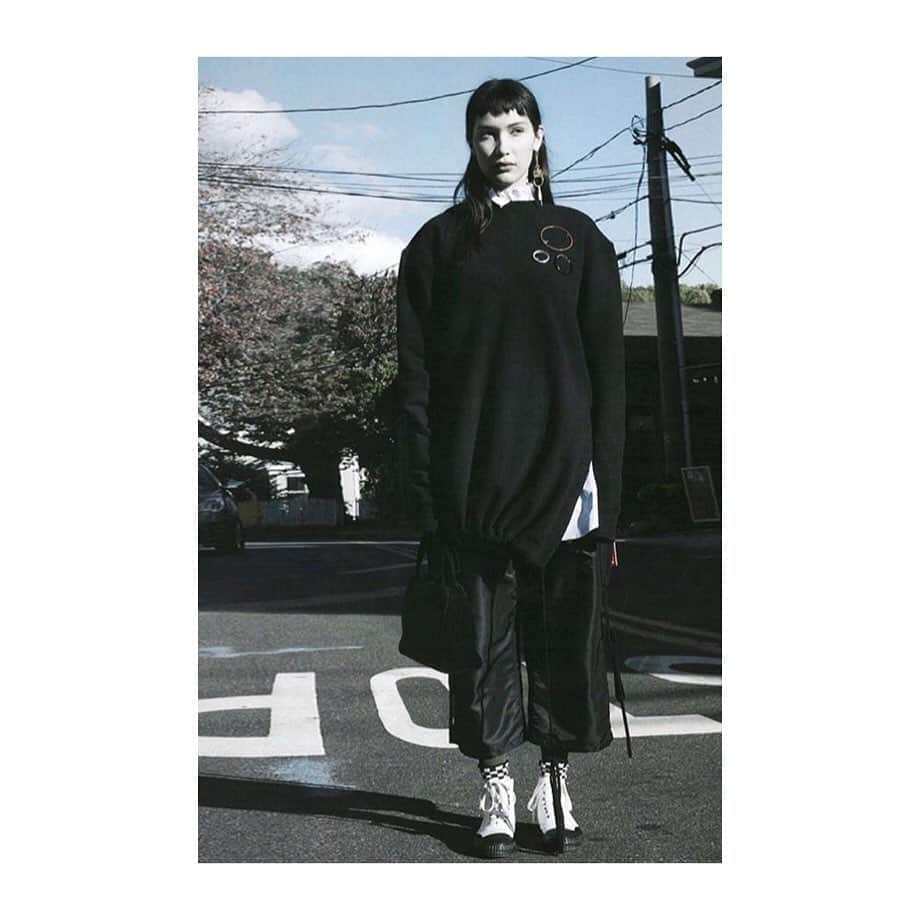 ジュリアン デイヴィッドのインスタグラム：「Throwback 🧑🏻‍🎨 → Bella Hadid styled by @jaymassacret for Twin Magazine wearing our Black rubber / White canvas Inka Hi-Top sneaker」