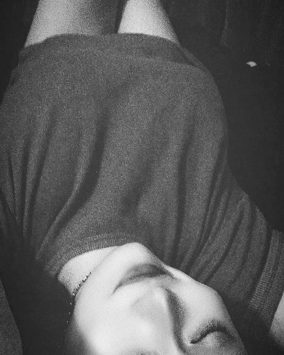 大石ほのかのインスタグラム：「🖤monotone🤍  大掃除と家族で居酒屋予定」
