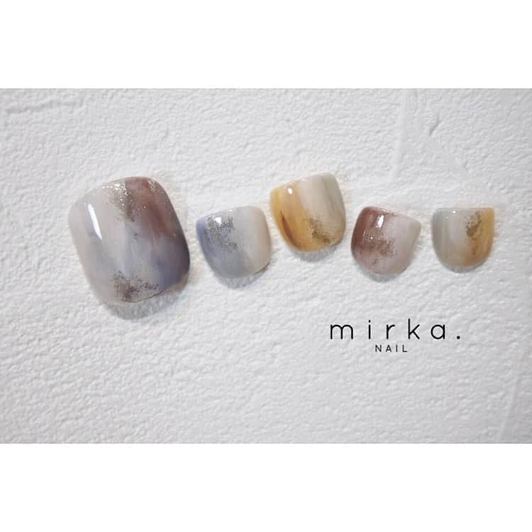 mirka. NAIL(ミルカネイル)さんのインスタグラム写真 - (mirka. NAIL(ミルカネイル)Instagram)「new !!﻿ ﻿ ﻿ もちろんハンドにしてもかわいいです♡﻿ ﻿ -----------------------------------------﻿ ﻿ ご予約、お問い合わせは﻿ LINE ID→@mirka.nail(@含む)まで。﻿ 直近の空き状況やご予約方法、そのほか詳細はLINEタイムラインをご覧ください。﻿ ﻿ オーダーネイルチップのご注文もお気軽にお問い合わせ下さい。﻿ ﻿ ﻿ 感染予防対策をしっかり行ったうえでお客様をお迎えしております。﻿ ﻿ 〈感染予防の取り組み〉と〈お客様へのお願い〉を﻿ ハイライトにてまとめておりますので、ご確認くださいませ◡̈﻿ ﻿ ﻿ ﻿#mirkanailsample  #mirkanail#nails#nail#nailart#naildesign﻿ #ショートネイル#ネイルアート#ネイルデザイン#ネイル#大人ネイル#シンプルネイル#オフィスネイル#ニュアンスネイル#秋ネイル﻿ #footnail#pedicure #フットネイル#ペディキュア」10月10日 14時54分 - mirka.nail