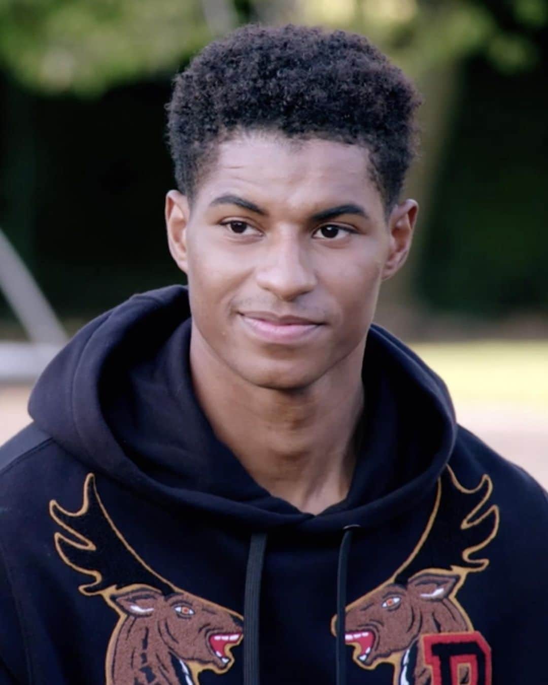 Burberryさんのインスタグラム写真 - (BurberryInstagram)「Congratulations @MarcusRashford on receiving an MBE in recognition for your services to vulnerable children during Covid-19 .  #InBurberry #Burberry」10月10日 15時01分 - burberry