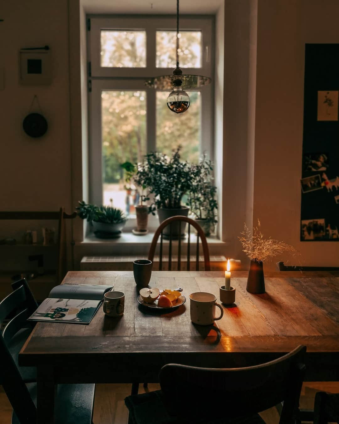 pinimariniさんのインスタグラム写真 - (pinimariniInstagram)「Oh diese Gemütlichkeit im Herbst ❤️⠀⠀⠀⠀⠀⠀⠀⠀⠀ . ⠀⠀⠀⠀⠀⠀⠀⠀⠀ ⠀⠀⠀⠀⠀⠀⠀⠀⠀ ⠀⠀⠀⠀⠀⠀⠀⠀⠀ #instagraminteriorchallenge #icc #placetosit ⠀⠀⠀⠀⠀⠀⠀⠀⠀ #midcenturymodern #Esstisch #vintagestyle #instainterior #instahome #dailydecordose #interior123 #germaninteriorbloggers #interiør#interiordesign #diningroom #Herbst #HerbstZeit #Kerzenlicht」10月10日 15時03分 - _marinajerkovic_