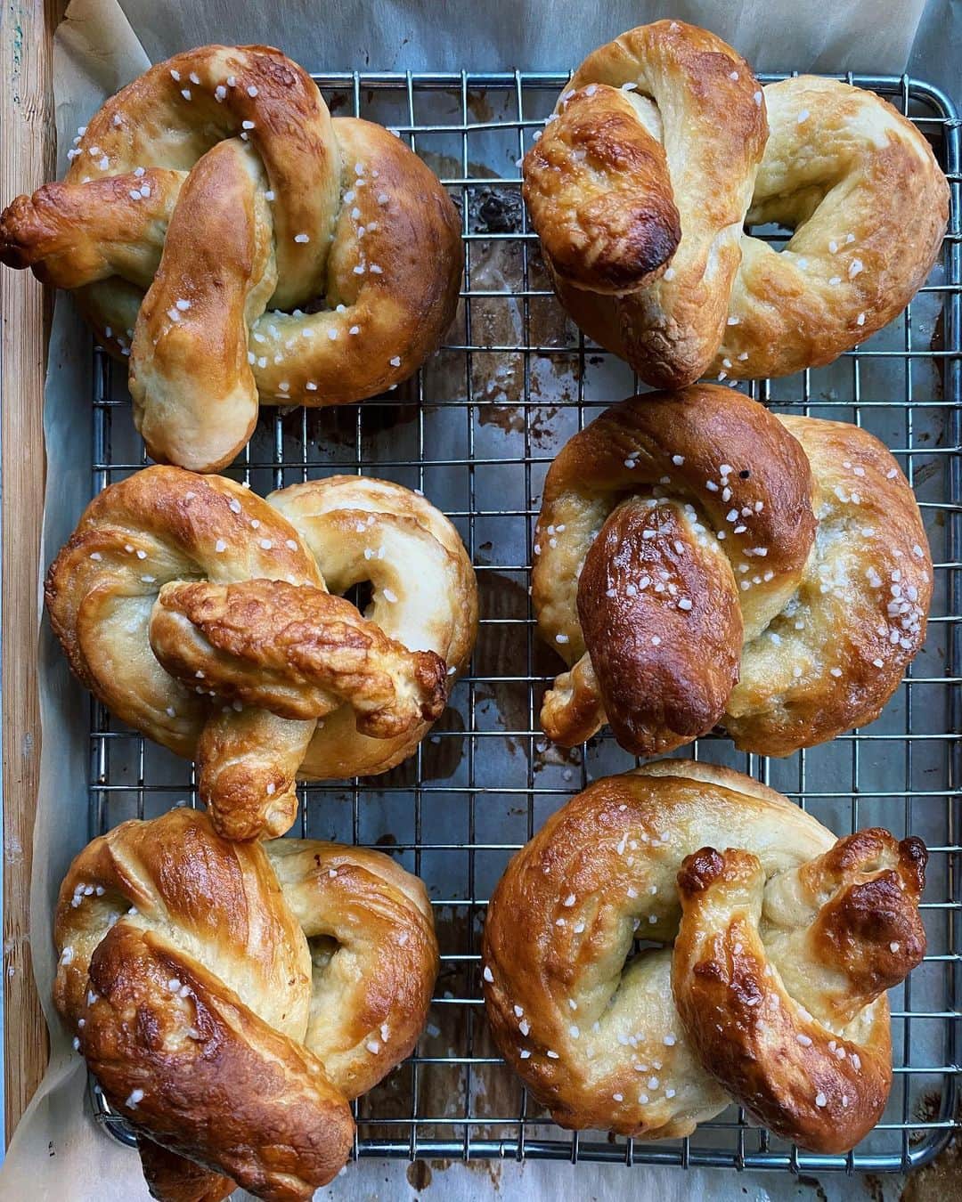 Antonietteのインスタグラム：「Being knotty today. 😜 🥨 Oktoberfest vibes, so made some soft buttery pretzels to go with some beer.  Recipe by @kingarthurbaking. Tried to get the, “praying hands” twist right but the dough kept unfurling and now my pretzels look like they’re trying to cross their legs. 🦵🏼 🦵🏼 Now I can’t unsee this! 😆Prost! 🍻」