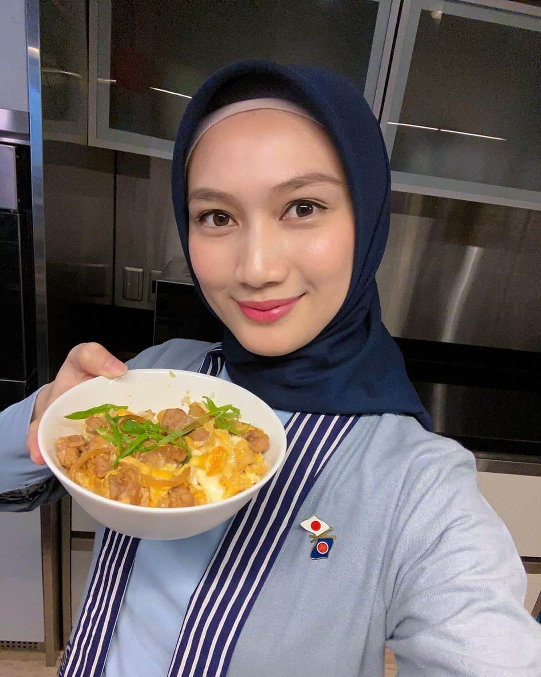 メロディー・ヌランダニ・ラクサニさんのインスタグラム写真 - (メロディー・ヌランダニ・ラクサニInstagram)「Ini dia Oyakodon! Mudah kan masaknya?! Thank you for having me and watching me di Indonesia-Japan Online Festival 2020🍗🍳🧅」10月10日 15時14分 - melodylaksani92