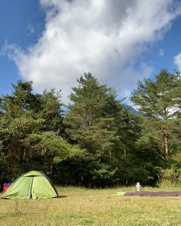 のインスタグラム：「ぜひ音有りで♪😆  あなたはだんだんキャンプに🏕 行きたくな〜る🧙‍♀️🧞‍♂️🧚🏽‍♀️  初めてのタープとテント張り⛺️❤️  子供の時の やったーーできたーーー😭✨  っていうあの喜びを味わった🤣  これからもそれを続けていきたい❗️  タープの大切さと、 あるのとないのとの雰囲気と あると楽しいってこと😆 改めて実感した❗️  この動画褒めてもらったからInstagramにも残しとく🥴  全日未公開シーンはYouTubeで。  #初めて の #テント張り #タープ張り  #camp 絵日記　#テント　だけでも 楽しい！　でも　#タープ　あるともっと楽しい　 #ソロキャンプ　#火熾し　#変人 は褒め言葉」