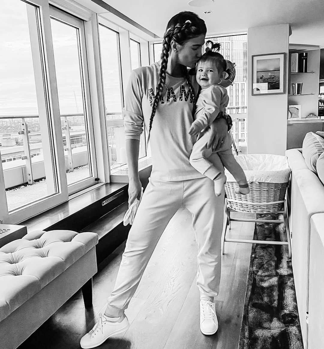 のインスタグラム：「Mama & Mini are off on an adventure ✨✈️ ... note the uber glamorous handful of nappies ! 💪  #motherdaughter #matchymatchy @myrockingkids」