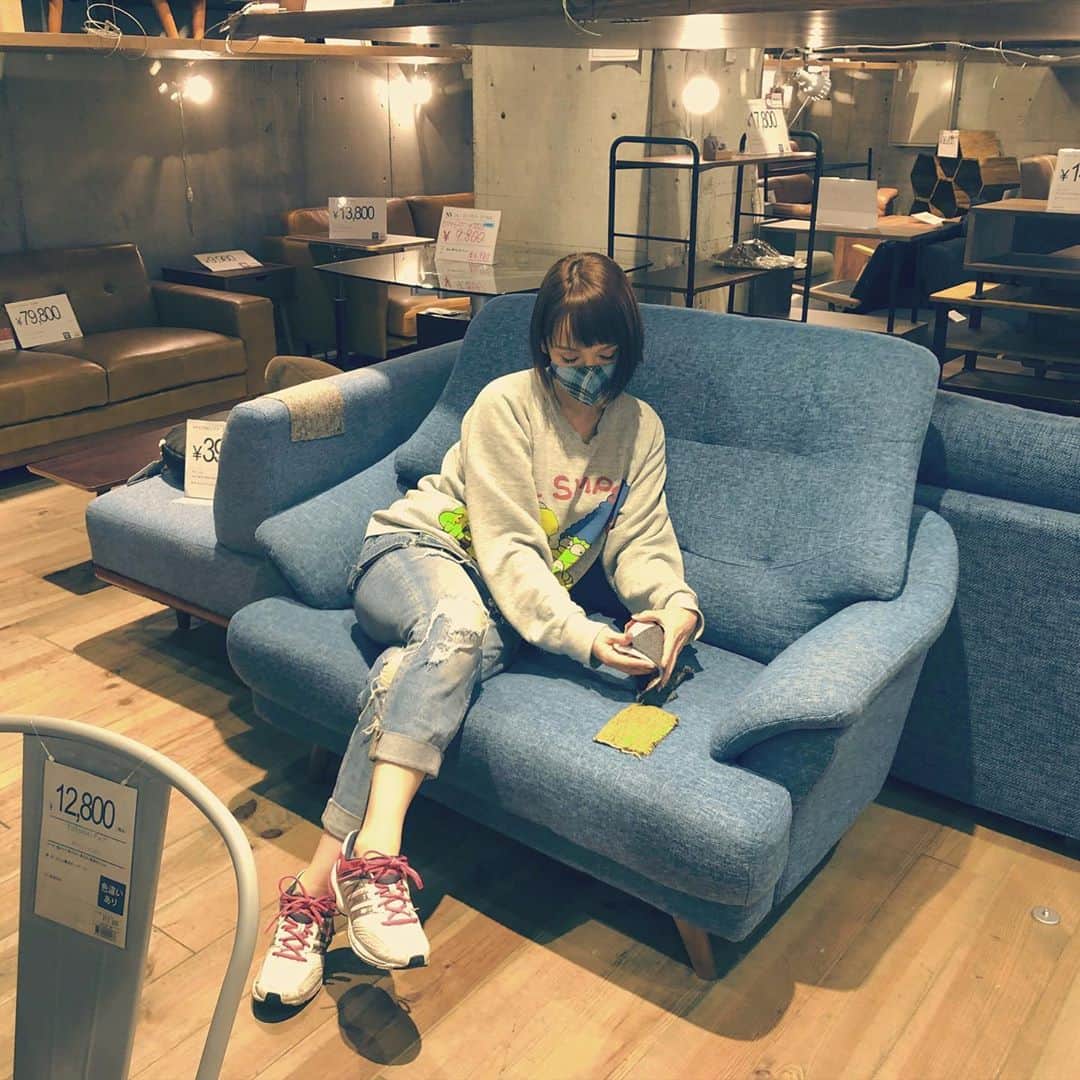 Soweluのインスタグラム：「ソファー探し  最近呼吸が苦しくなる事があるから少しでもお家でリラックス出来るように ベッドの位置を真逆に変えてみたりフェイクグリーンを置いてみたり、生花を置いたり  とにかく深く息ができるような空間作りをしてるんだけど あとはソファーが欲しいんだ  来月の誕生日までに部屋完成させたいな✴︎ ・ ・ #needrelax #loveyourself #takecareofyourself」
