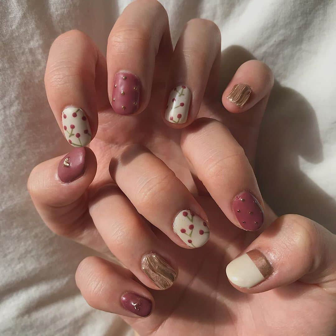 ELLE girl JAPANさんのインスタグラム写真 - (ELLE girl JAPANInstagram)「レトロなさくらんぼネイルが気になる💅﻿ ﻿ レトロガーリーなムードが流行中のこの秋は、さくらんぼ柄のネイルに挑戦してみない？🍒ブロンズカラーを取り入れてちょっぴり大人な雰囲気に仕上げるのもオススメ🙆🏻‍♀️おしゃれガールのネイルphotoを参考にしてみて👀﻿ ﻿ 📸 @coquelicot_moe ﻿ ﻿ 🦄みんなのご自慢ネイルphotoも【 #ellegirluni 】のタグをつけて投稿してね📲﻿ 素敵な投稿は @ellegirl_jp でご紹介💁🏻‍♀️﻿ ﻿ ﻿ #ellegirluninail #ネイルデザイン #ネイルデザイン2020 #ネイルデザイン人気 #秋ネイルデザイン #秋ネイル #秋ネイル2020 #くすみネイル #さくらんぼネイル #さくらんぼ #チェリーネイル #さくらんぼ柄 #レトロネイル #レトロガーリー #白ネイルデザイン #白ネイル #赤ネイル #赤ネイルデザイン #くすみピンクネイル #くすみピンク #ドットネイルデザイン #ドットネイル #ガーリーネイル #ガーリーネイルデザイン」10月10日 15時18分 - ellegirl_jp