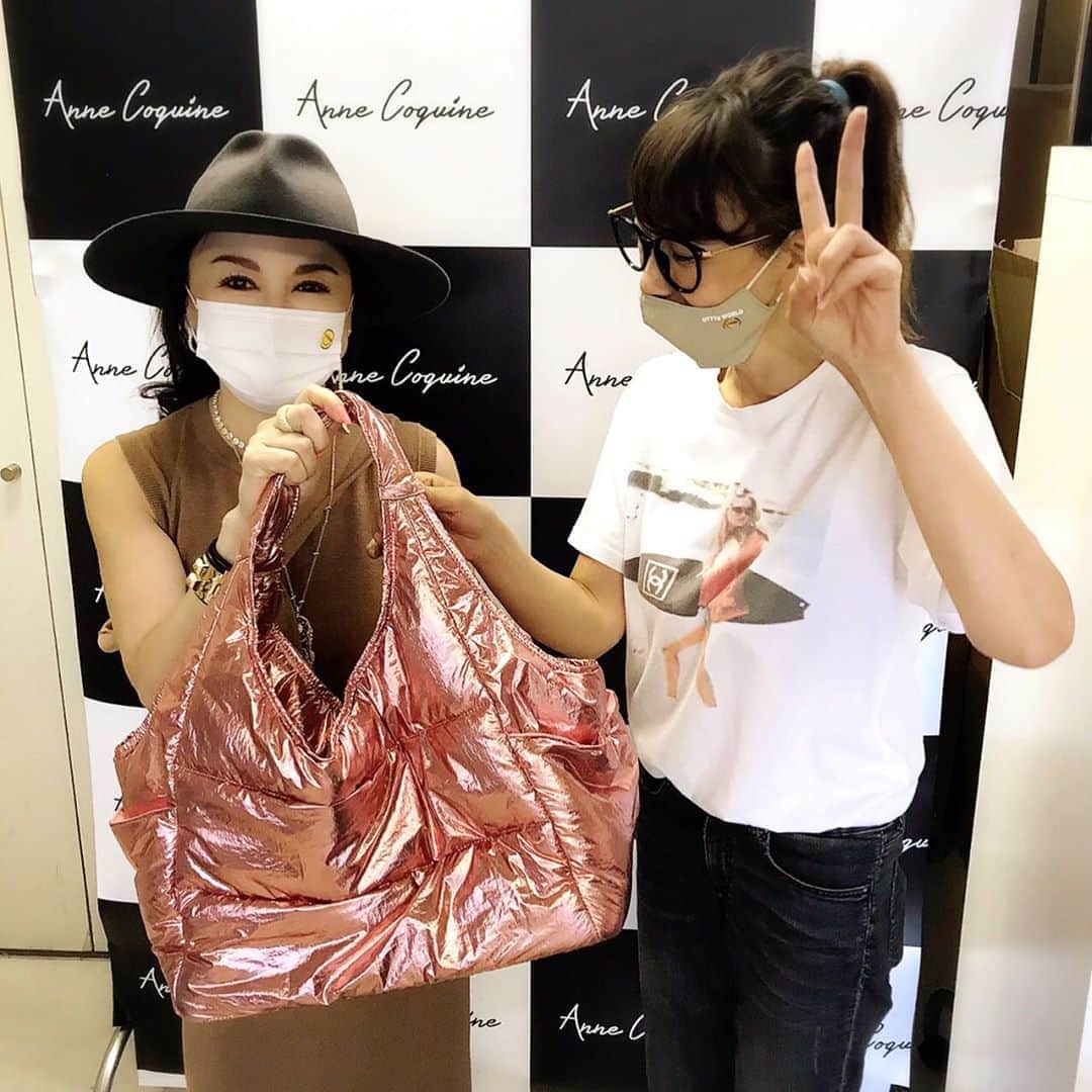 大原かおりさんのインスタグラム写真 - (大原かおりInstagram)「先日♡♡♡ 大人気ブランド『アンコキーヌさん』のオフィスで藤島彩子さんと秋冬のキャリーバッグの打ち合わせをしてきたよ🐶🎶 とっても軽くて暖かい綿の入った新作キャリーバッグ️👜💓  カラーはピンク・ゴールド・シルバーの3色展開💖💛🤍 10月下旬の発売予定です🙋‍♀✨ ☺︎ アンコキーヌはQVCでも大人気❣️ 彩子さん、アンコキーヌの商品をQVCで1時間で2億円近く売ると言う敏腕デザイナー👱‍♀️💞 ヒット商品ばかりをデザインされてて本当に素晴らしいです ヽ(´∀｀)ノ 趣味は、神社参拝だそうです⛩www ☺︎ 定番のアンコキーヌ×オッティのファーキャリーバッグも今年入荷分も残りわずかで、新作キャリーバッグと同じタイミングで再入荷しますのでもう少々お待ちくださぁ〜い🤩🐶🎶 ⑅◡̈⑅ #アンコキーヌ #オッティ #コラボ #コラボ企画 #藤島彩子 #趣味 #神社参拝 #清い心  #👱‍♀️ #⛩ #QVC #商品販売 #1時間 #2億円 #億万長者 #一歩手前 #💰💰💰 #彩子さん #私 #美味しい #鰻重 #食べたいです #笑 #AnneCoquine #Otty #collaboration #CarryBag #DogCarryBag #Dogstagram #🐶」10月10日 15時19分 - oharagaori_otty