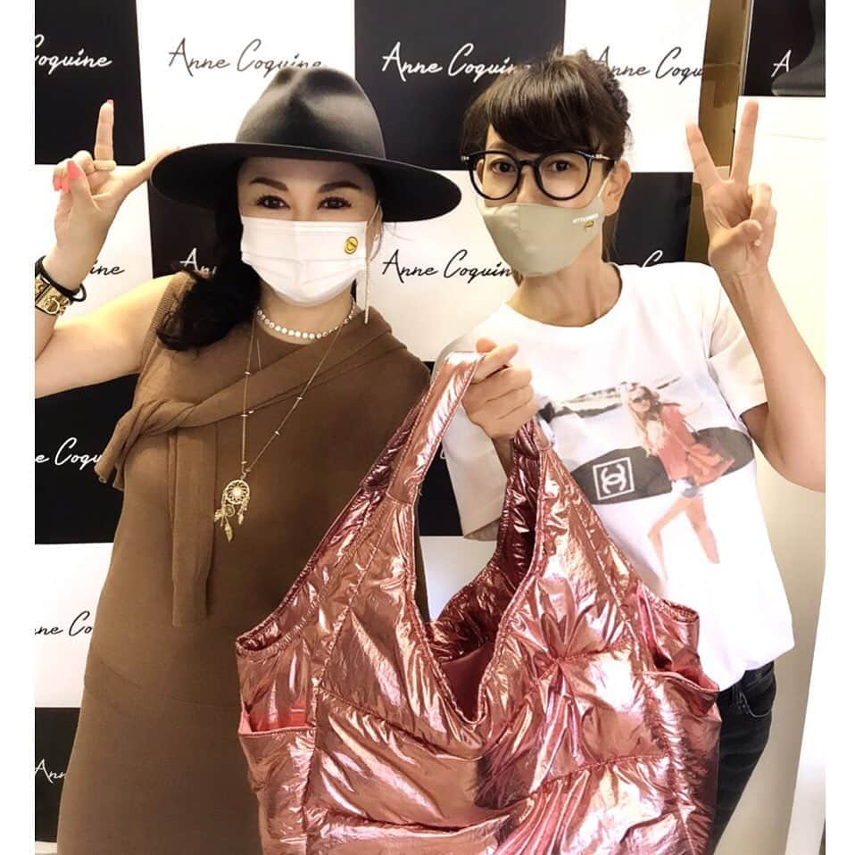 大原かおりさんのインスタグラム写真 - (大原かおりInstagram)「先日♡♡♡ 大人気ブランド『アンコキーヌさん』のオフィスで藤島彩子さんと秋冬のキャリーバッグの打ち合わせをしてきたよ🐶🎶 とっても軽くて暖かい綿の入った新作キャリーバッグ️👜💓  カラーはピンク・ゴールド・シルバーの3色展開💖💛🤍 10月下旬の発売予定です🙋‍♀✨ ☺︎ アンコキーヌはQVCでも大人気❣️ 彩子さん、アンコキーヌの商品をQVCで1時間で2億円近く売ると言う敏腕デザイナー👱‍♀️💞 ヒット商品ばかりをデザインされてて本当に素晴らしいです ヽ(´∀｀)ノ 趣味は、神社参拝だそうです⛩www ☺︎ 定番のアンコキーヌ×オッティのファーキャリーバッグも今年入荷分も残りわずかで、新作キャリーバッグと同じタイミングで再入荷しますのでもう少々お待ちくださぁ〜い🤩🐶🎶 ⑅◡̈⑅ #アンコキーヌ #オッティ #コラボ #コラボ企画 #藤島彩子 #趣味 #神社参拝 #清い心  #👱‍♀️ #⛩ #QVC #商品販売 #1時間 #2億円 #億万長者 #一歩手前 #💰💰💰 #彩子さん #私 #美味しい #鰻重 #食べたいです #笑 #AnneCoquine #Otty #collaboration #CarryBag #DogCarryBag #Dogstagram #🐶」10月10日 15時19分 - oharagaori_otty