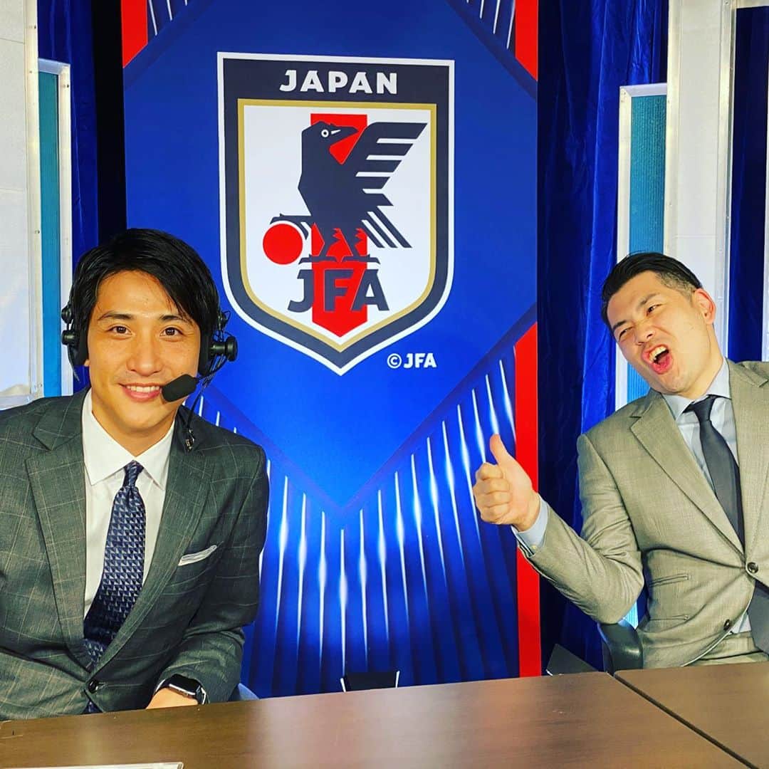 山本紘之さんのインスタグラム写真 - (山本紘之Instagram)「2020日本代表初戦。 自分にとっても久しぶり（去年3月コロンビア戦以来2度目）の代表戦実況でした。  得点は生まれませんでしたが、日本の「アグレッシブな守備」が見られて、カメルーンの身体能力の高さ、強さを改めて感じた一戦でした。  連携面ではチームで合わせる練習時間がもう少し必要だったのかなと感じましたが、やはりそれをさせないカメルーンの圧があったのだと思います。 大久保嘉人さんも放送で仰っていた「丁寧さ」。これからも注目していきたいです。  「個の打開」の難しさはピッチにいる選手が一番感じるもので、この再開初戦でそれだけ良い相手と戦えたということが日本代表にとっての糧になるのではないでしょうか。 次のコートジボワール戦では見たいけど！ 今回出番のなかった三好選手などが躍動してくれることも期待してます。  ともあれ、代表戦が再開したことに喜びを感じます！ 次は得点を！そして勝利を！！  うわ、気付いたらこんなに長々と！ 失礼しました😂 サブアナの中野先輩と試合後に一枚。  #サッカー #日本代表 #サムライブルー #日本vsカメルーン」10月10日 15時20分 - yamamoto_hiroyuki.ntv