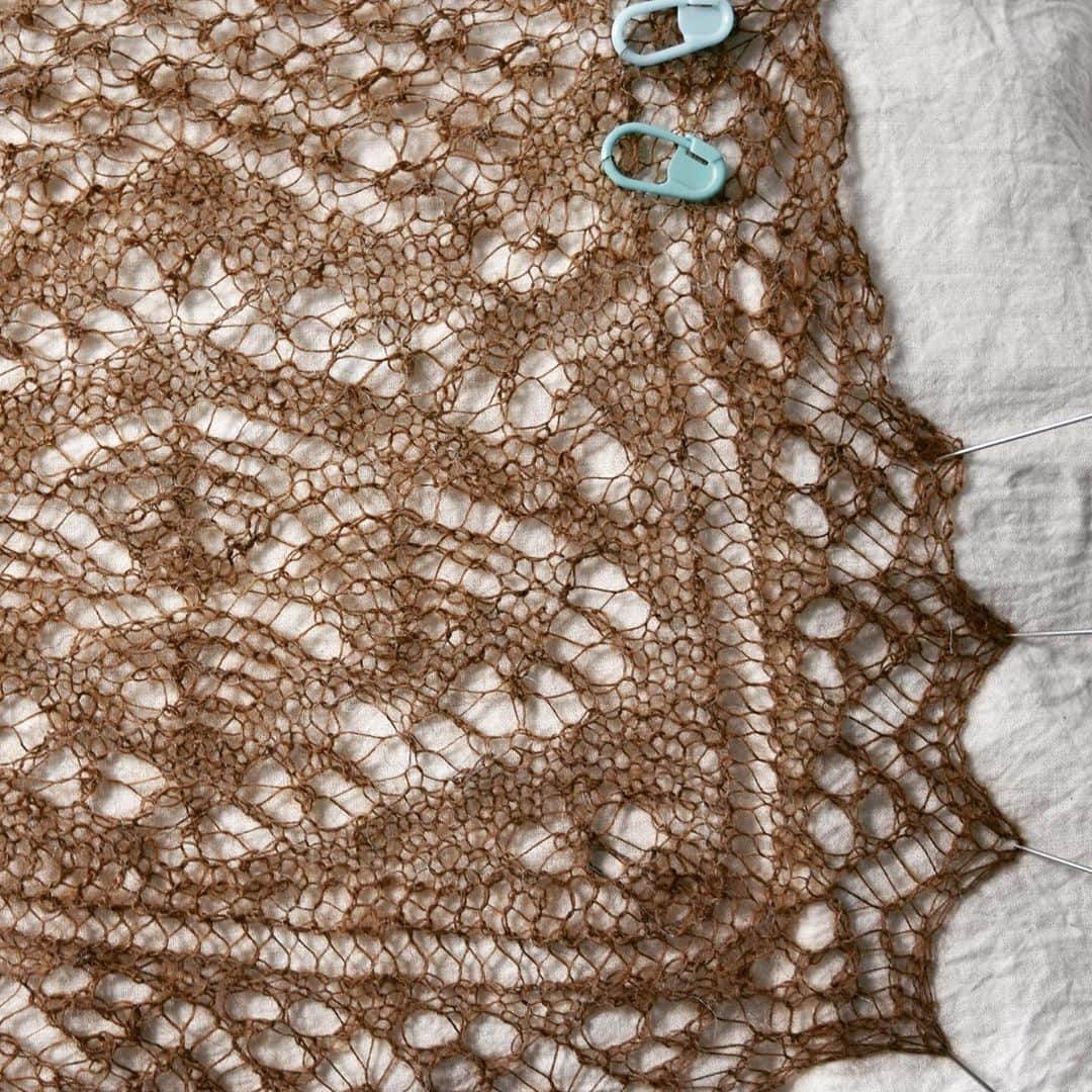 長久保智子さんのインスタグラム写真 - (長久保智子Instagram)「There are various ways to knit the corner of the edges ,so this is practice. I’m knitting small Shetland lace by J&S 1ply supreme. Sometimes with unusual colours for me. （I'm always choice  grey, white, black） * シェットランドレースのコーナーエッジ(角っこ)は色んな編み方があるので、新たな編み方をちょっと練習。小さなレースにするのでたまにはあまり選ばない色で…  #shetlandlace #shetlandlaceknitting #shetlandlaceshawl #jamiesonandsmith #jamiesonandsmith1plylace #shetlandwool #shetlandsheep #shetlandlove #shetlandwoolweek #シェットランドレース」10月10日 15時31分 - satoko.tricot_the