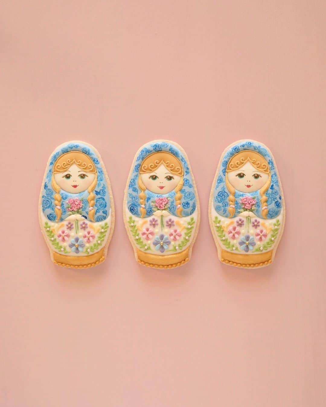 KUNIKAのインスタグラム：「Triplets matryoshka doll cookies.🌼🌼🌼﻿ ﻿ ここ最近新しいクッキーが作れてないので、そろそろ集中していろいろ作りたい気分🤔﻿ 何かモチーフのリクエストあればコメントで教えてください🤍﻿ ﻿ #artofkunika」