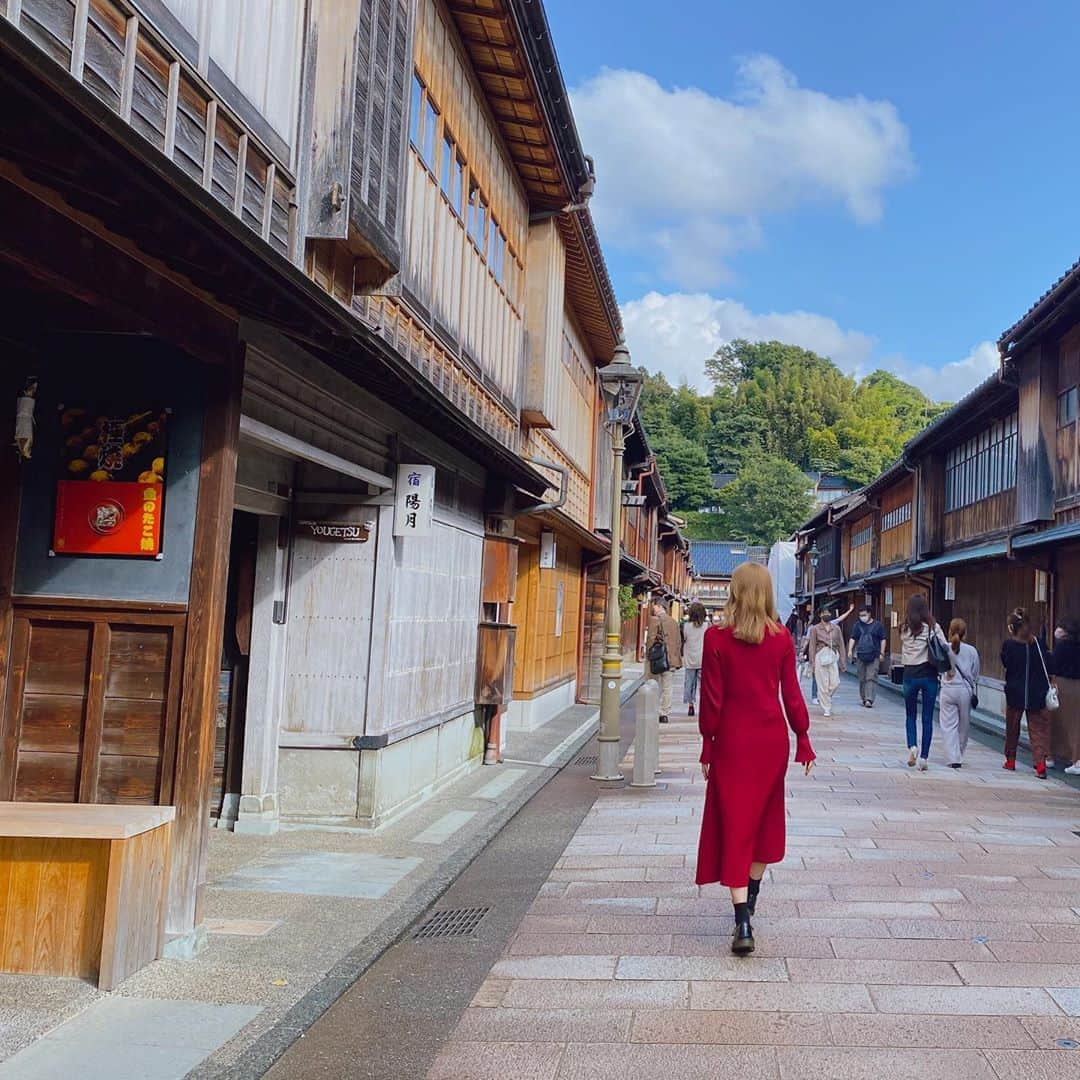 松元絵里花さんのインスタグラム写真 - (松元絵里花Instagram)「* 石川県は私の第二の故郷❤️ 白山市鶴来で小学生4年生までの 幼少期を過ごしました👧🏻✨ 金沢にはなかなかくる機会がなかったので、 今回素敵な街並みなどをたっぷり 堪能できて嬉しかったなぁ☺️ 父親にも少し会えたし、 とても楽しいロケでした✨ #王様のブランチ #週末トラベル#tbs#erika」10月10日 15時40分 - matsumoto_erika