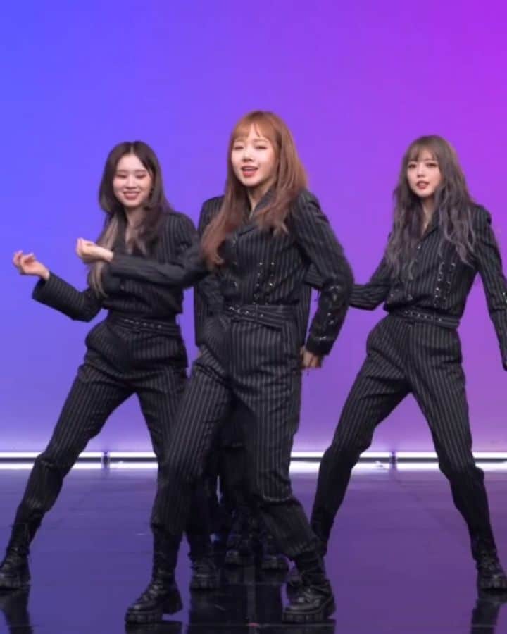チェ・ユジョンのインスタグラム：「Weki Meki's relay dance always so satisfying to watch 🔥💖 ㅡ 201009 Weki Meki "COOL" Relay Dance  #유정 🌻  #위키미키 #WEKIMEKI #CHOIYOOJUNG #최유정 #YOOJUNG」