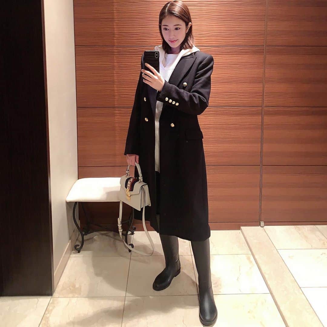 のインスタグラム：「すごい雨だからレインブーツ☺️ どこで買ったのかも覚えてないほど、ずっと使っているものです☔️ . coat#zara tops#willfully denim#uniqlo bag#gucci . . #ootd#outfit#fashion#instafashion#fashiongram#私服#雨の日#雨の日コーデ#レインブーツ」
