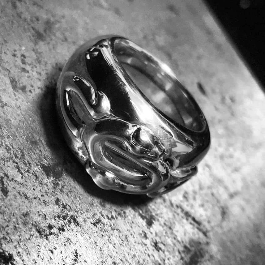 斉藤秀翼のインスタグラム：「磨き終えたので、ここから燻して、 さらに磨いて仕上げれば一先ず完成かな。  #シルバー #silver #accessories #ring #指輪 #アクセサリー #オリジナルアクセサリー #オリジナルリング #originalaccessories #originalring」