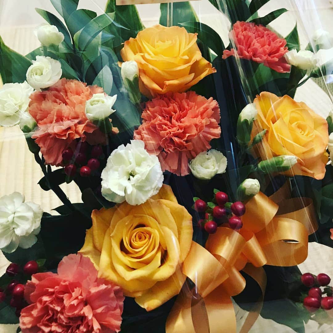 月亭太遊さんのインスタグラム写真 - (月亭太遊Instagram)「落語会にお花をいただきました！ お花のプレゼントっていいですね☺️  #花 #flowers  #花の贈り物  #バラ」10月11日 1時08分 - taiyuexpo2025