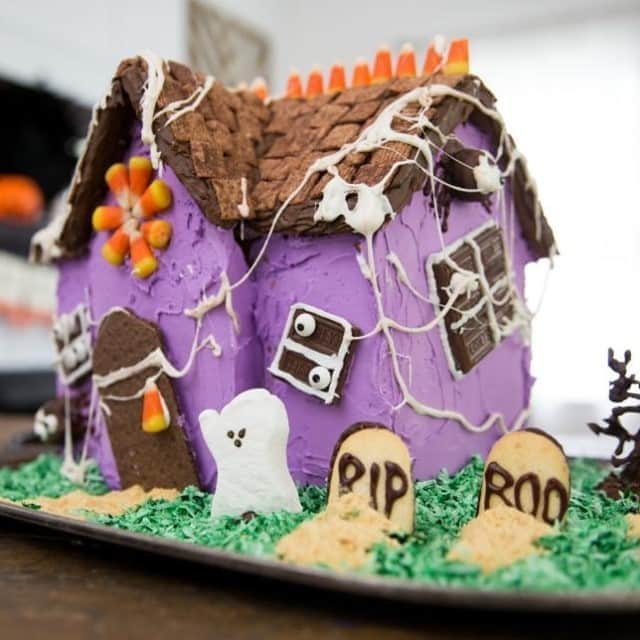 HGTVさんのインスタグラム写真 - (HGTVInstagram)「Halloween might look a little different this year, but that doesn't mean you can't enjoy the holiday. 👻 We found 40 scary-fun ways to celebrate Halloween at home—like this haunted gingerbread house—and you can see them all at the link in our profile. 🔝 🎃⁠ ⁠ #HowToHalloween #halloween #DIYhalloween #halloweencrafts #halloweenathome」10月11日 1時02分 - hgtv